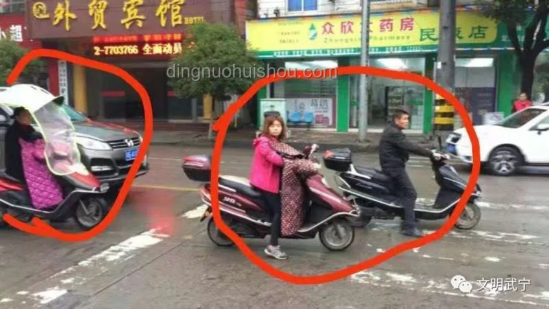 红绿灯路口“越线停车”的电动车心态揭秘🚲🚨